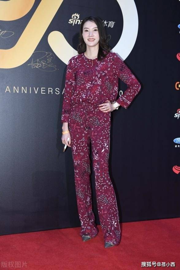 林丹能娶到谢杏芳真有眼光!穿黄色连体裤出席活动,端庄又显气质