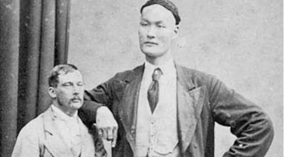 清朝的巨人:身高3.19米,娶英国女子,儿子回乡探亲被扫地出门