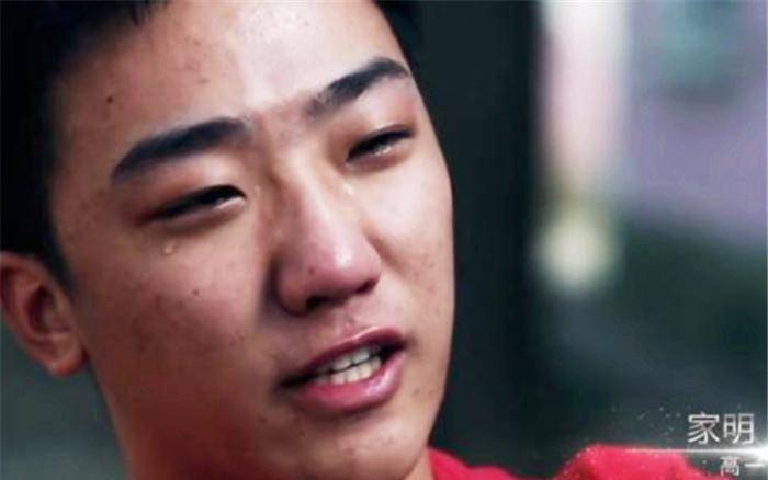 14岁少年上网成瘾,辱骂妈妈,用刀刺门,这部纪录片真实又残酷