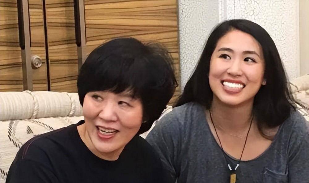 为了维持生计,郎平在新墨西哥大学担任教练赚些生活费,而随着女儿白浪