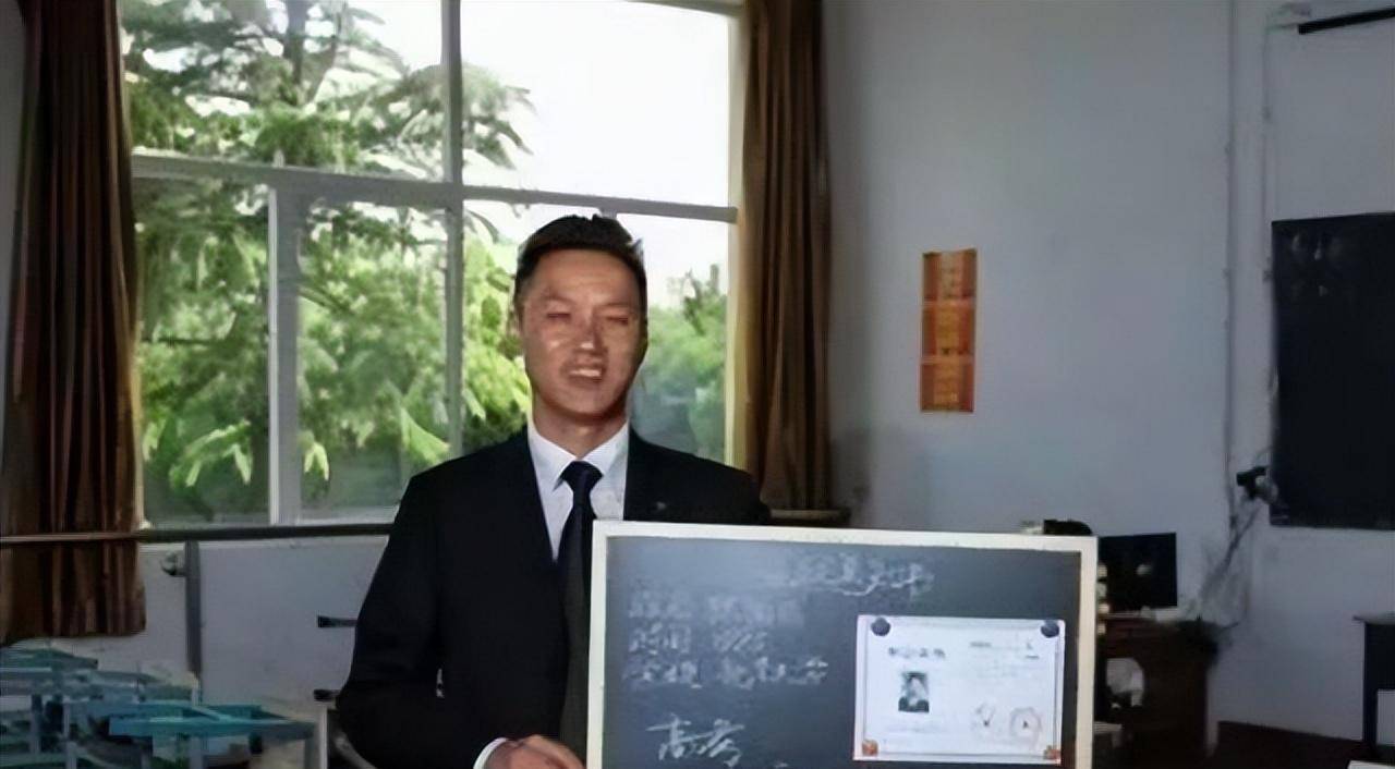 25年前考上北大的保安如今成黑心资本家?网传他的职校让学生挖煤