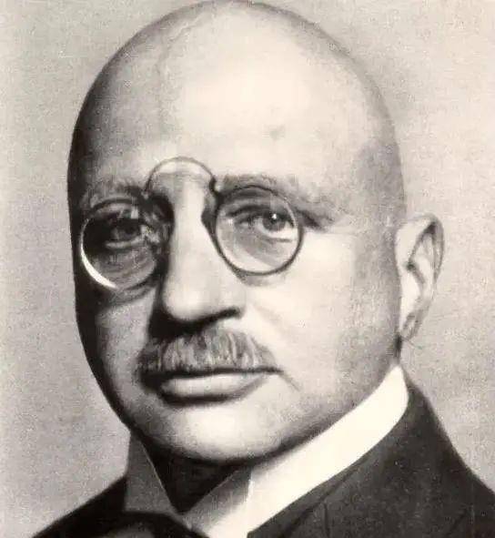 二战时,他制造的毒气造成近百万人伤亡,其妻儿最终因他而死