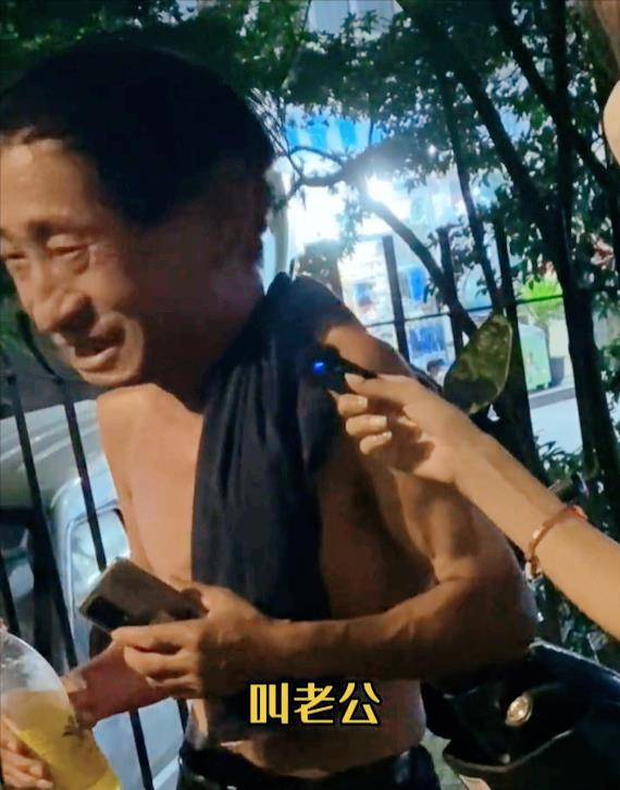 纪实50岁大爷刷80万给女主播,自己却睡桥洞,大爷:她们喊我老公