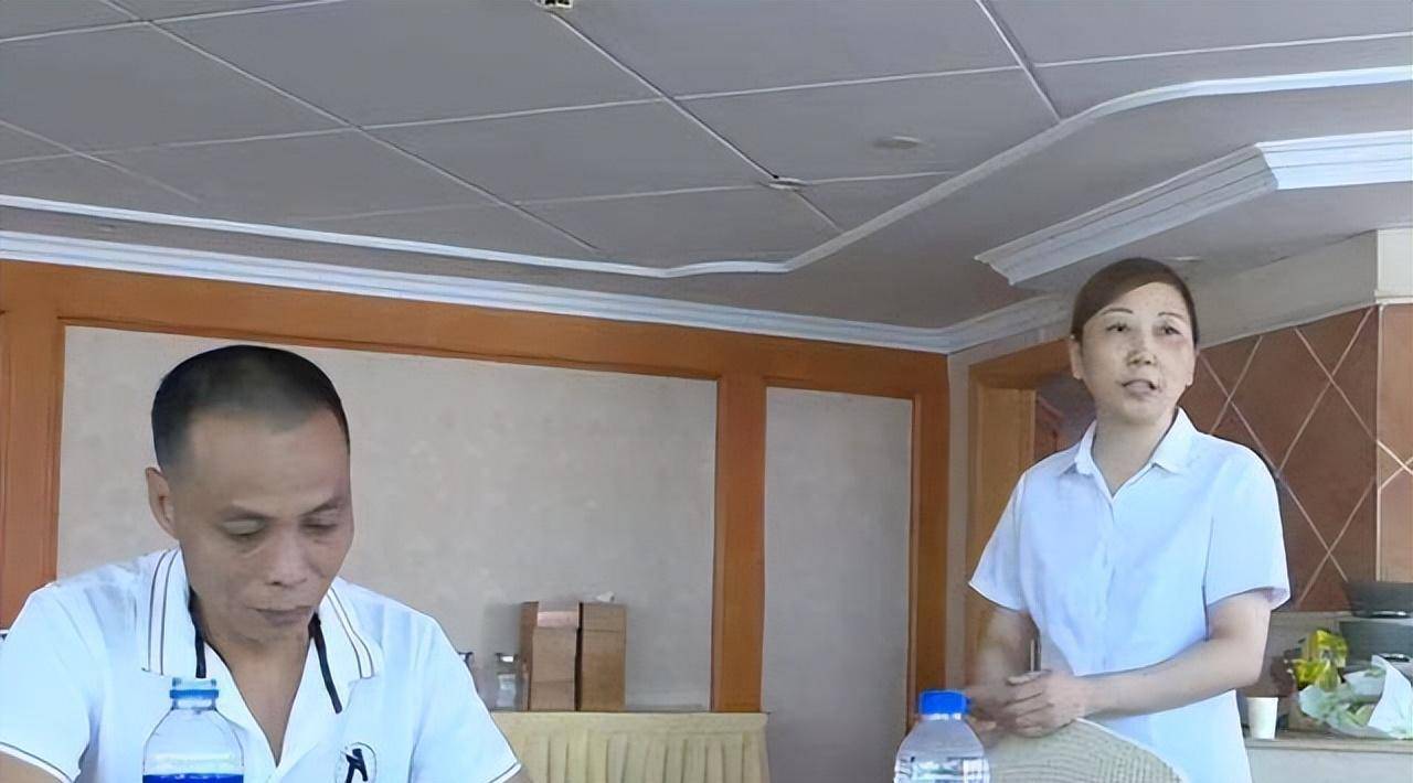 妻子深夜"约会"陌生男子,被丈夫撞见还死不承认,闹得无法收场_董辉