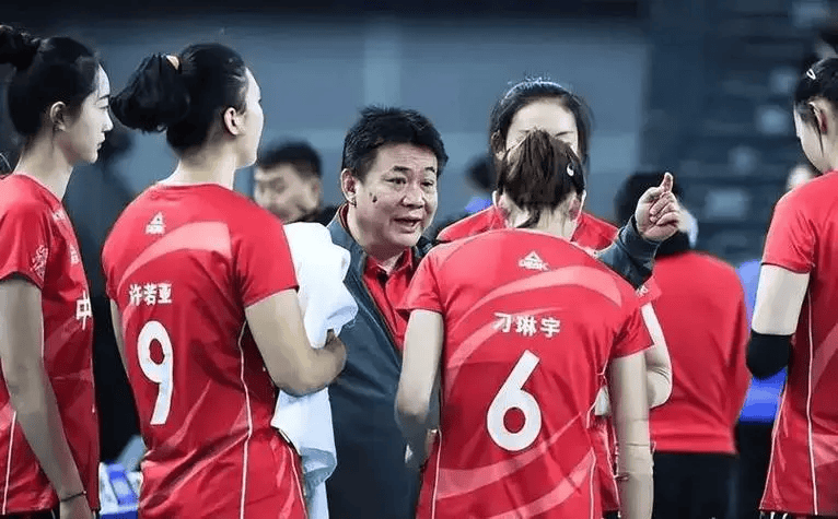 上午8点!蔡斌最新决定引爆争议,中国女排球迷吐槽:你真的太保守了