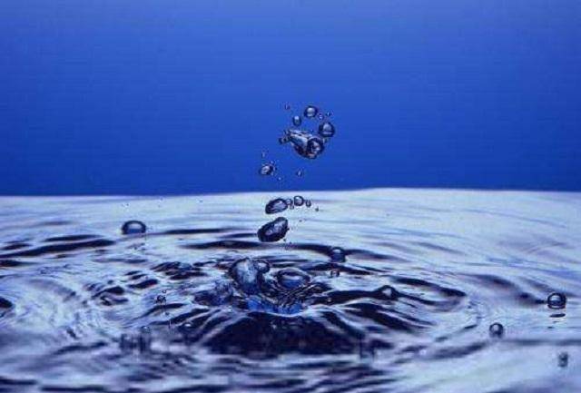 首先,水滋养万物却不与万物相争,向低处淌流.这是一种谦卑的品性.