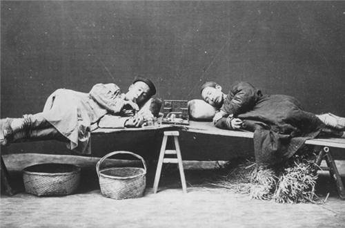 晚清人吸鸦片的真实场景:男子枯瘦如柴,女子眼神迷离,任人摆布