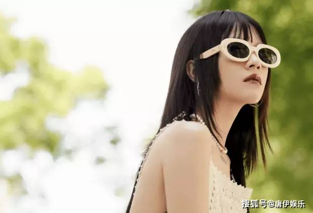 李庚希夏日美照释出,清新穿搭秀长腿,墨镜难掩精致