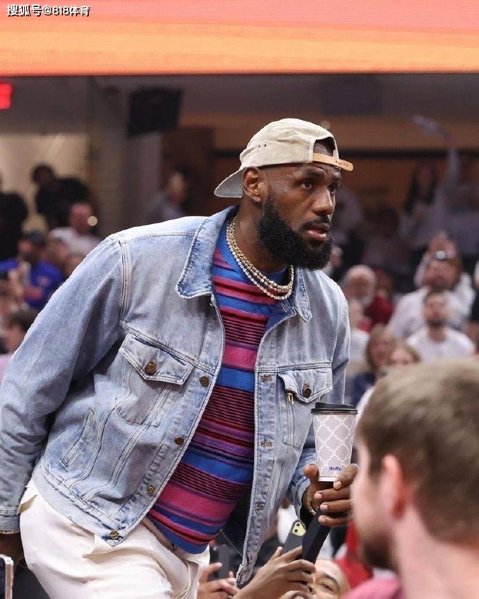 詹皇携妻子重返骑士看球万众欢呼,最后落后8分提前开溜_勒布朗-詹姆斯