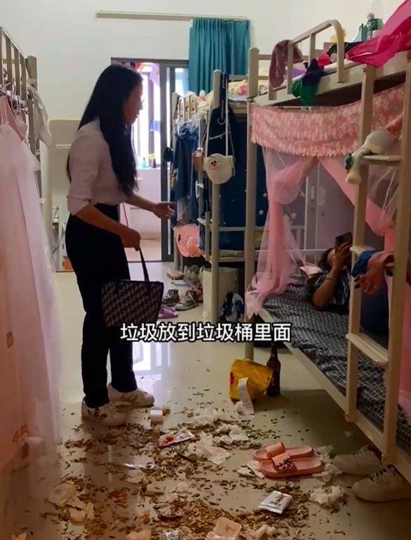 纪实:00后厂妹宿舍混乱得像狗窝,垃圾到处乱扔,换洗内裤随便挂