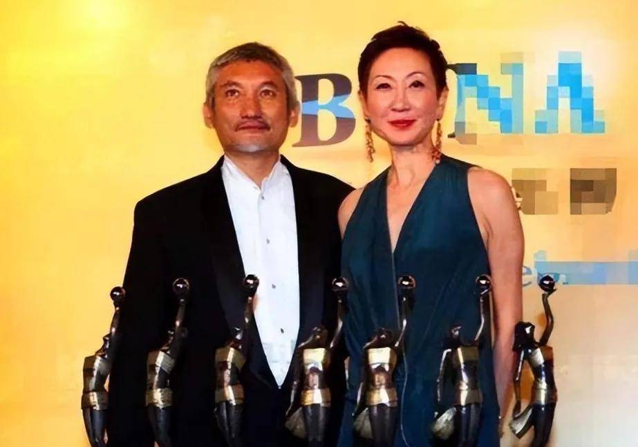 那时的叶倩文,在香港可是红得一塌糊涂,和徐克,黄霑三人被人们亲切地