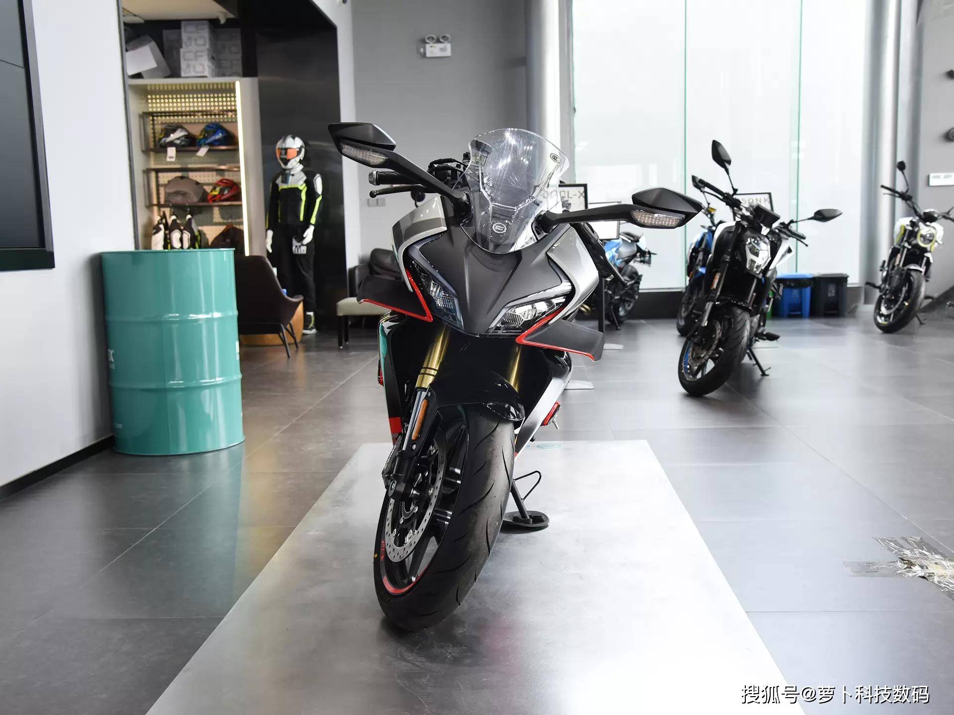 前轮110/70 r17,后轮150/60 r17,配备铝合金轮辋.