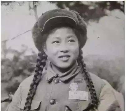 就在这个时候美国的女护士才发现这名小战士原来是一个女孩子,于是