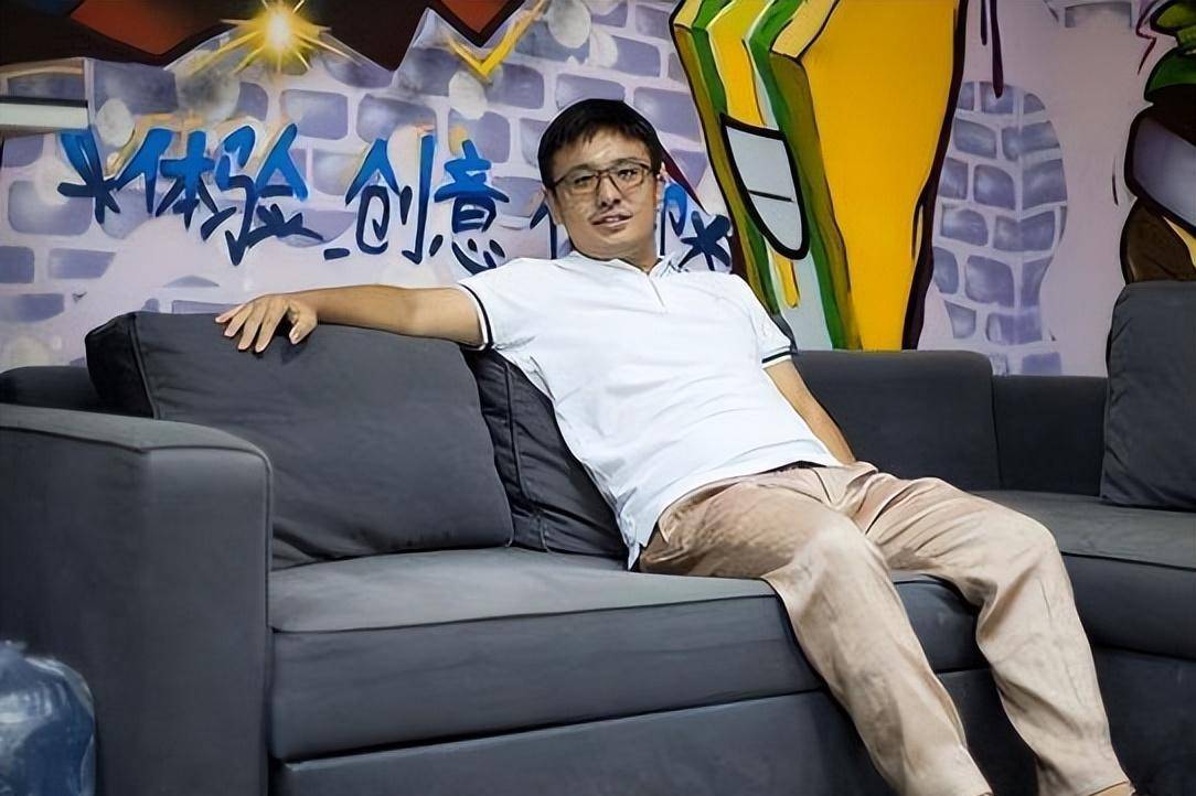 33岁将公司卖给马云,套现665个亿的外卖小伙张旭豪,如今怎样了