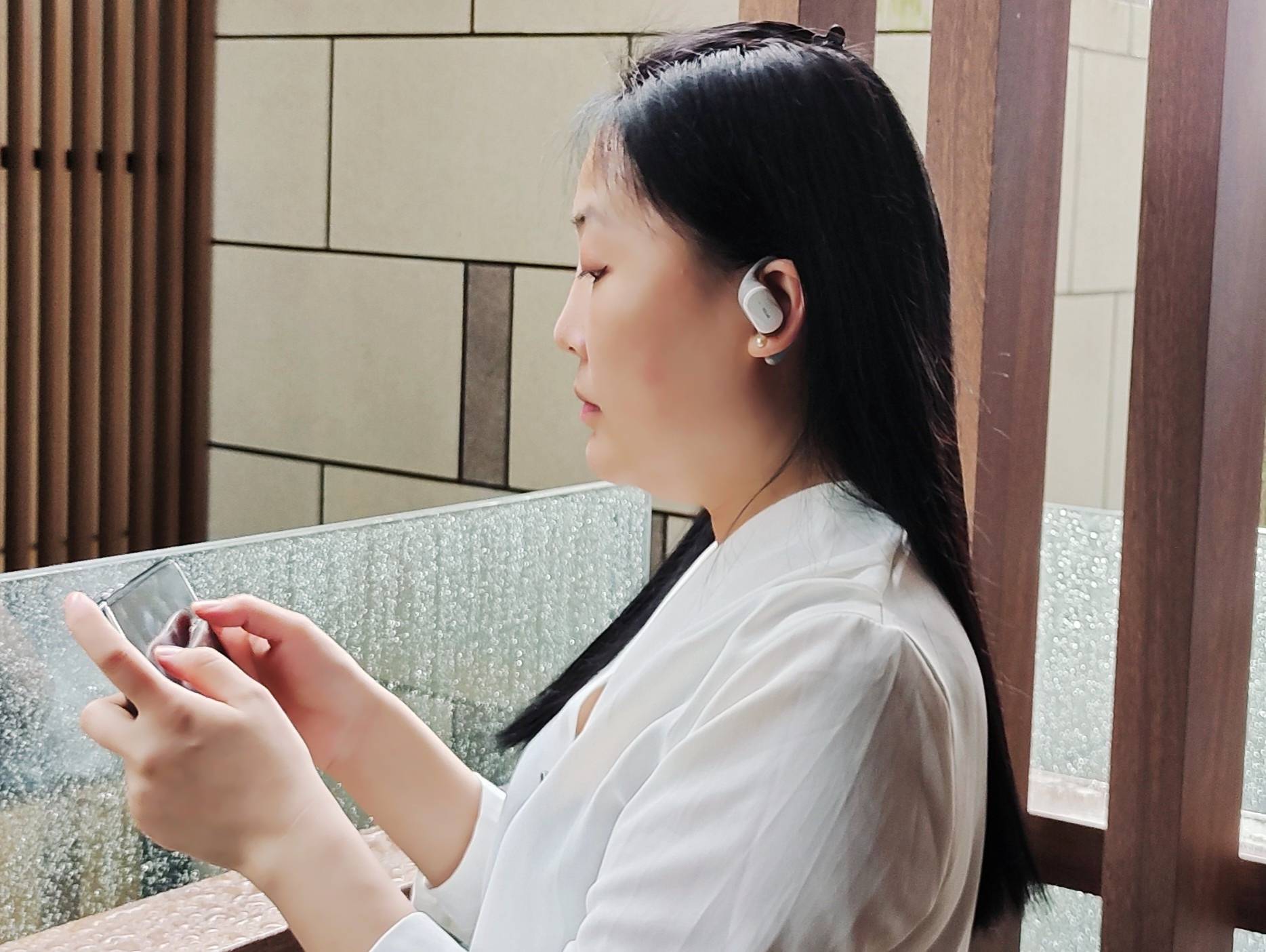 虹觅开放式蓝牙耳机，轻松挂耳无压力，音乐环线随身行