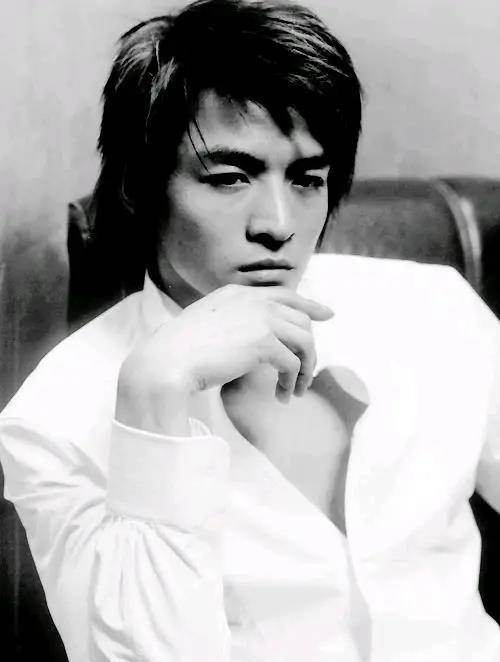 李学庆的身高为188厘米,拥有令人羡慕的大长腿,给人一种帅气迷人的