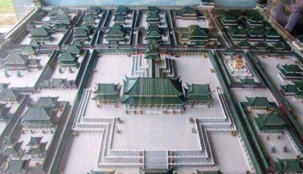 烧光了王府局面已经相当严重了,更糟糕的是荣王府与御膳房相连,大火就