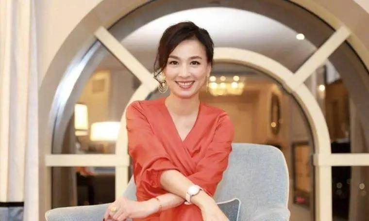 张庭又开始活跃了,晒祖孙三代合照, 两年后"微商教母"变身"商学院院长