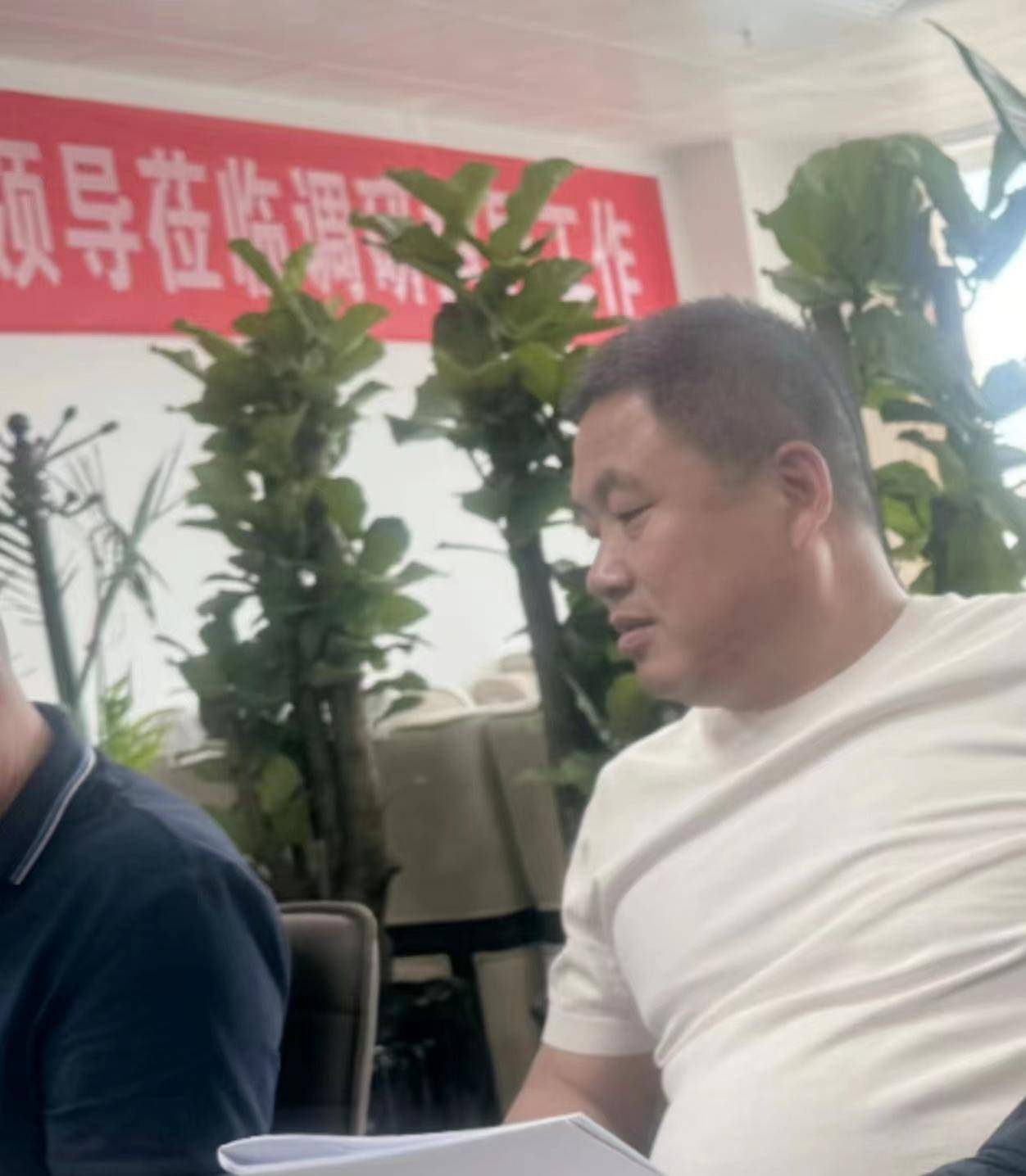 座谈会现场气氛热烈,常务副会长兼党委书记闫志勇,几位副会长与安宁区