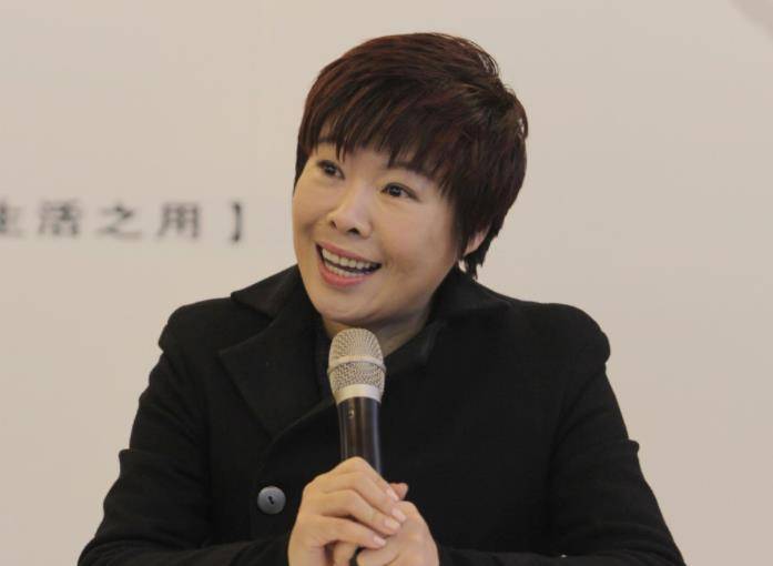 国学之母于丹,为何会跌落神坛?易中天评价:永远把钱放在第一位