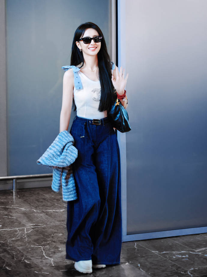 而就在几个小时之前,佟丽娅工作室也晒出了她准备出发时的美照,那时候