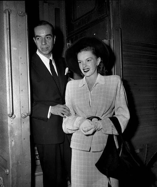 朱迪.嘉兰:《绿野仙踪》让她成名,成名后的她成了公司的摇钱树