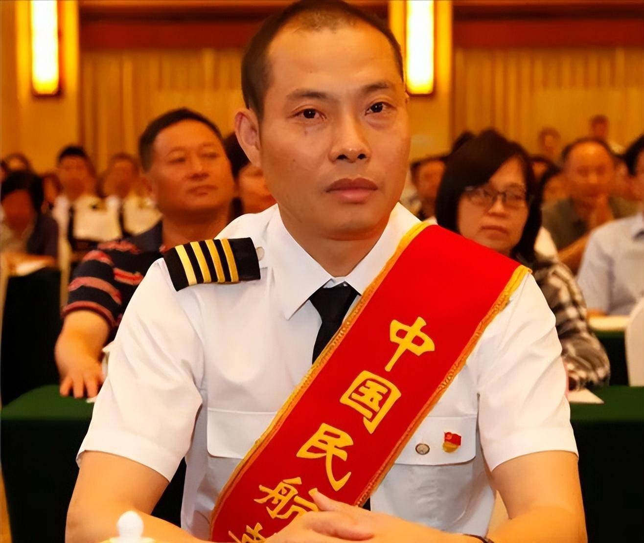 "刘传健:34分钟紧急迫降救128人,亲历者含泪感谢_刘传建_飞机_徐瑞辰