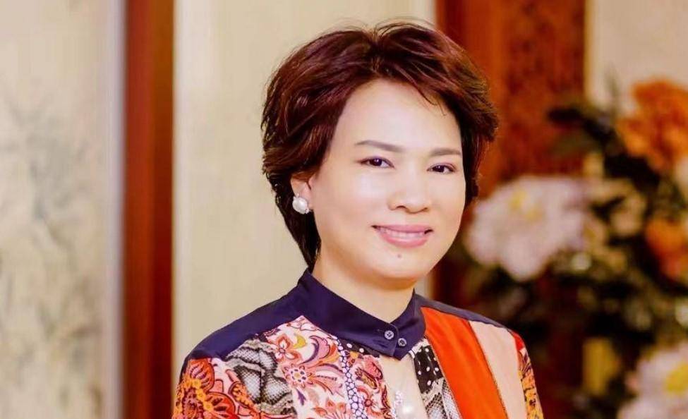 浙江富婆周晓光:巅峰时坐拥800亿,三年败光倒欠银行500亿?