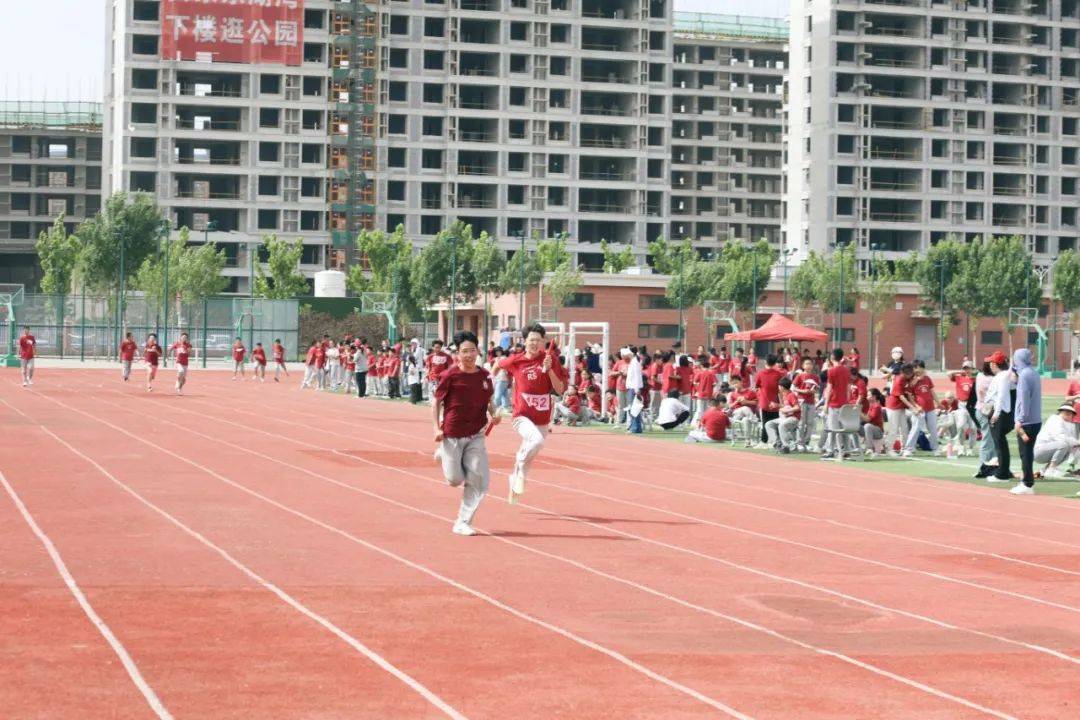 运城市盐湖区王府学校运动会正确打开方式!