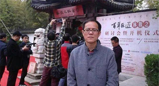 北大校长办公室挂"江湖字体"?北大真的离书法越来越远了?