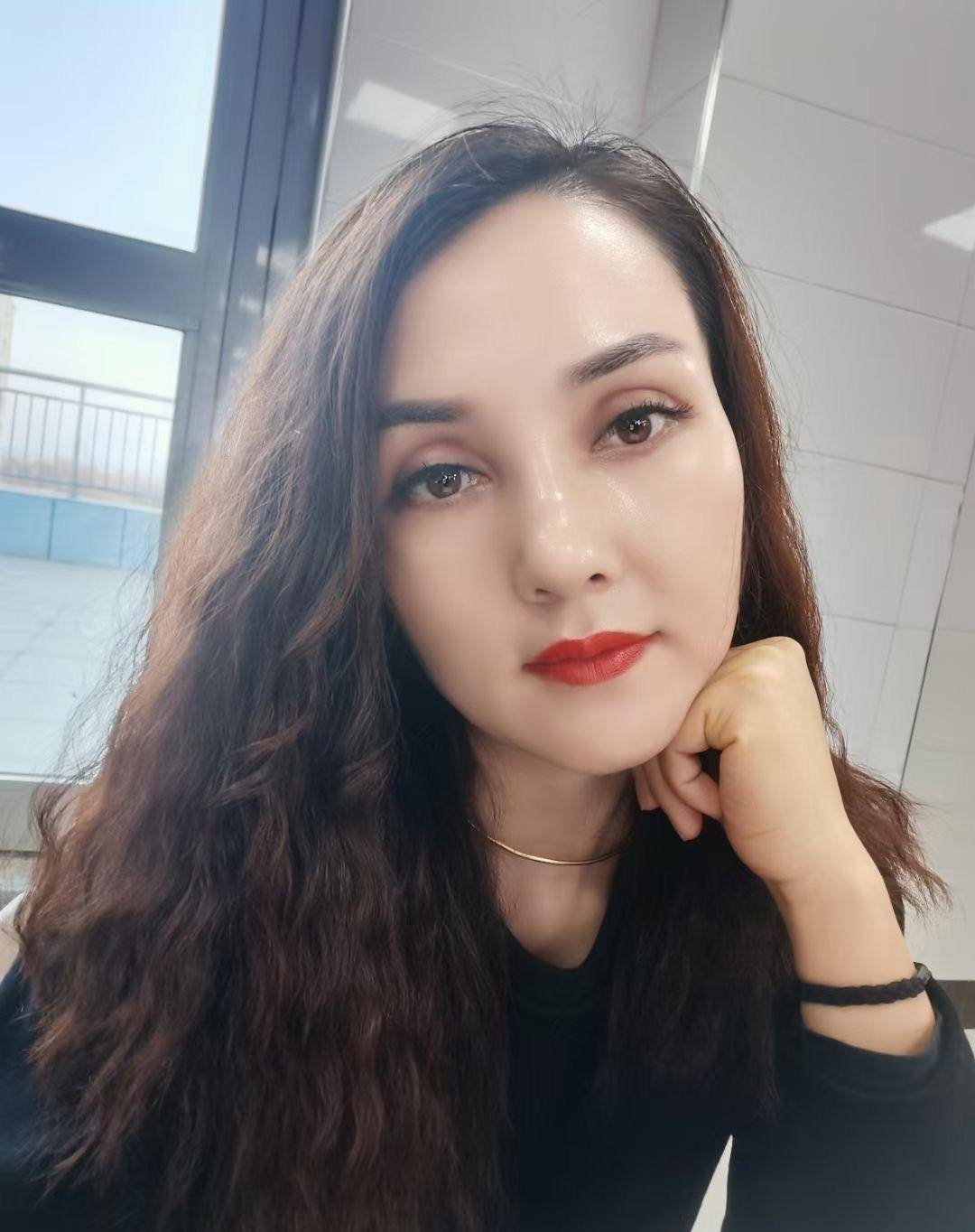 新疆维汉混血美女尝到混血甜头的维吾尔族朋友最后又嫁了个回族的丈夫