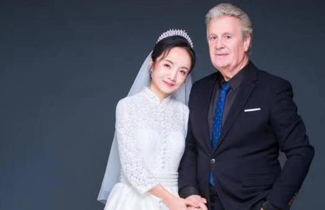 已经退休许久的布莱恩,靠兼职挣钱养家.