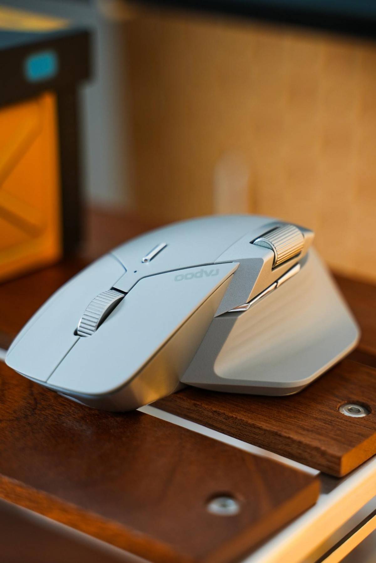 原装配备2个接收器,同时连接6台设备,这鼠标好用吗?