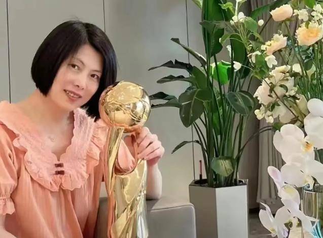 丈母娘亮相,短发干练,家世不凡,开顶级超跑_辽宁男篮_艾伦_总决赛