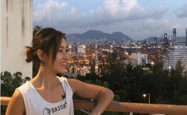 她家境殷实,父亲破产后她从事搬运工作,被称为香港最美搬运工