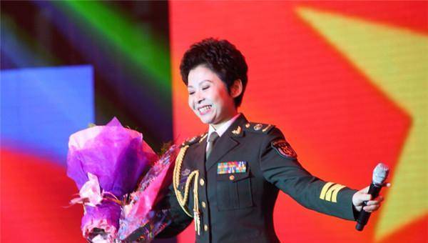 她就爬进黑乎乎的腌菜缸里去唱歌,上面用块木板轻轻盖上,里面回音很大