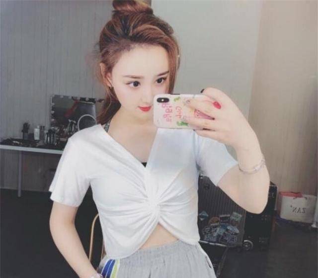 即使在这种忙碌的环境下,小亮也很快注意到了快手的官方媒体.