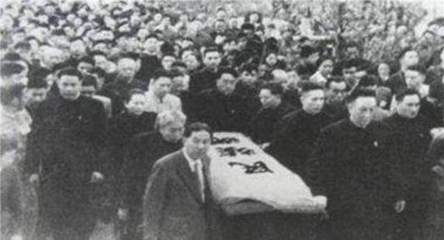 鲁迅逝世时,国母主持葬礼,16大佬抬棺;发妻却孤独死去,无墓碑