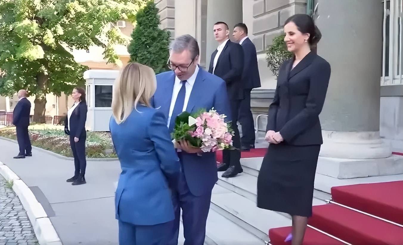 乌总统夫人访塞,武契奇态度转变,是走平衡路线,还是当调停人?