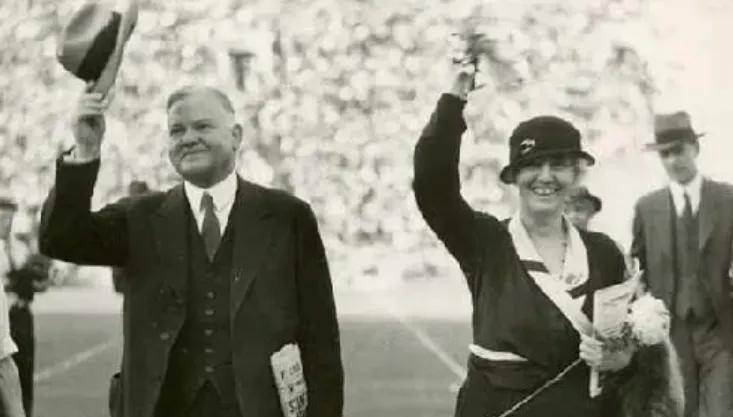 罗斯福的救赎:挽救了美国,"误伤"了中国_胡佛_复兴_银行