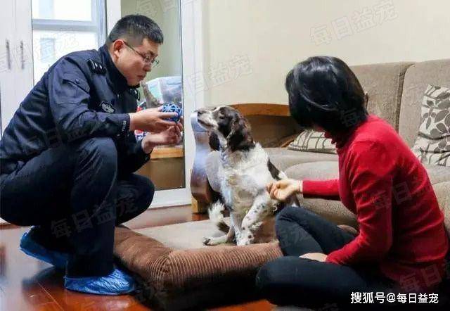 过安检被警犬狂吠,警察迅速围上来,看到"违禁品"后傻眼了