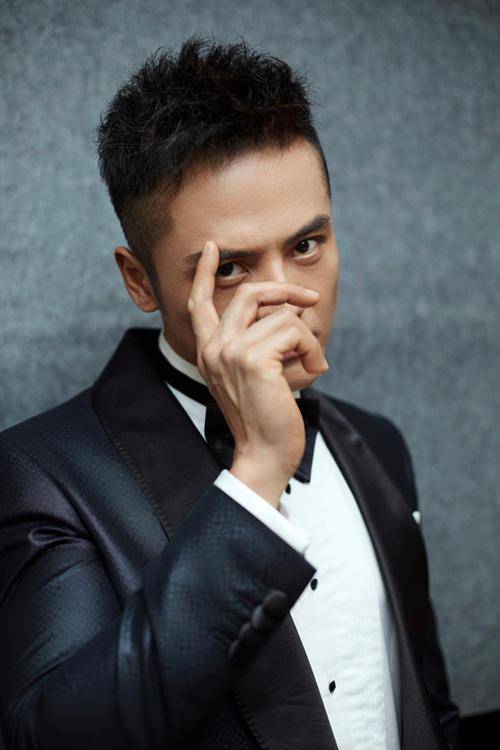 他是张嘉译的亲表弟,被表哥用11部戏"捧红",现在红遍全国!