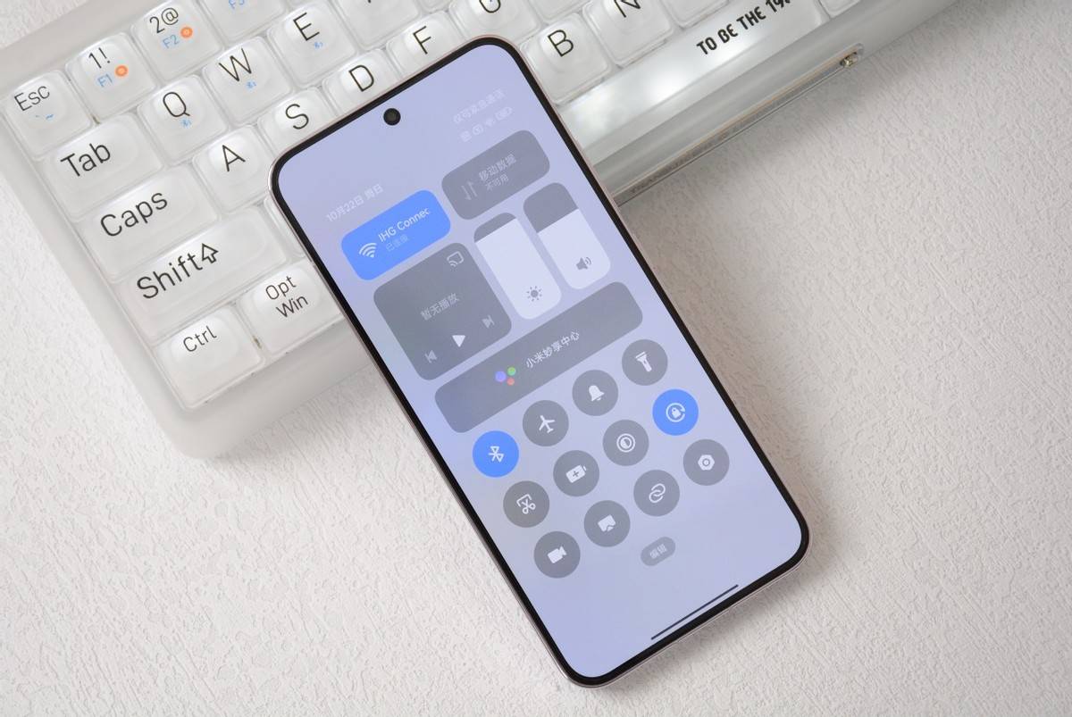 此外,屏幕支持1-120hz自适应刷新率,无论是日常操作还是高速运动场景