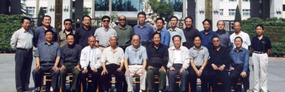 2002年334团老兵到廊坊武警学院.前排左4李荣耀,左5张美远,右1吴志民.