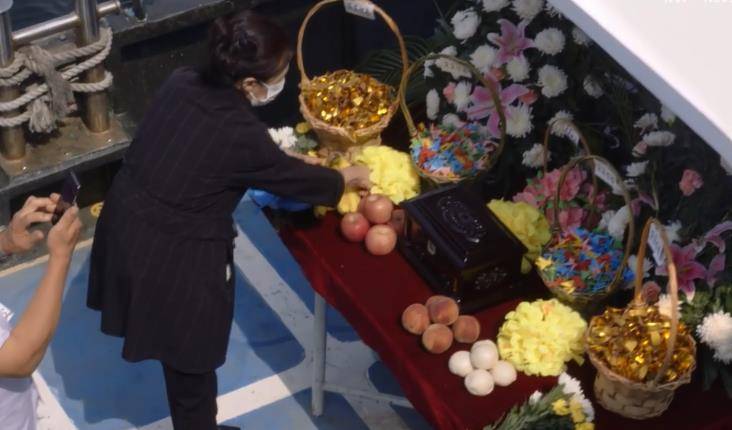 从业25年,海上送葬师陈琦,每年将4000具骨灰撒向大海