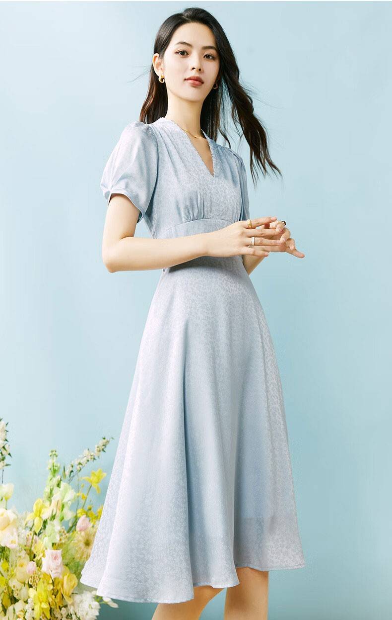 淑女风气质连衣裙,淡蓝色的高雅搭配上提花的时尚,真的很绝美