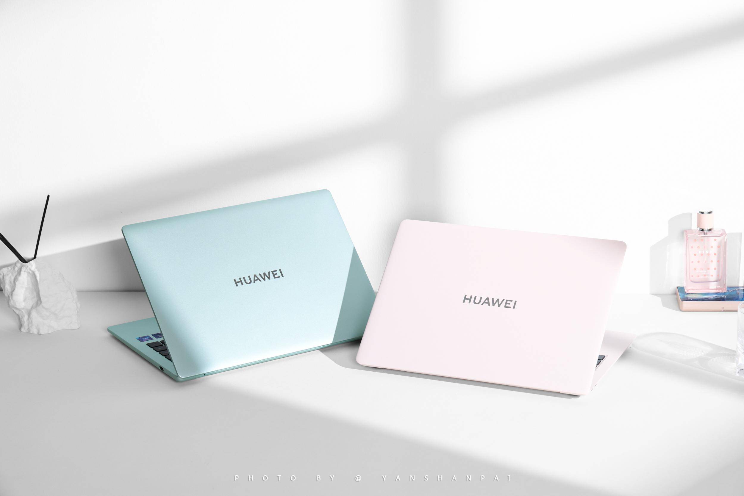 目前,华为matebook x pro拂晓粉配色全新上市,线上华为商城购买享12期