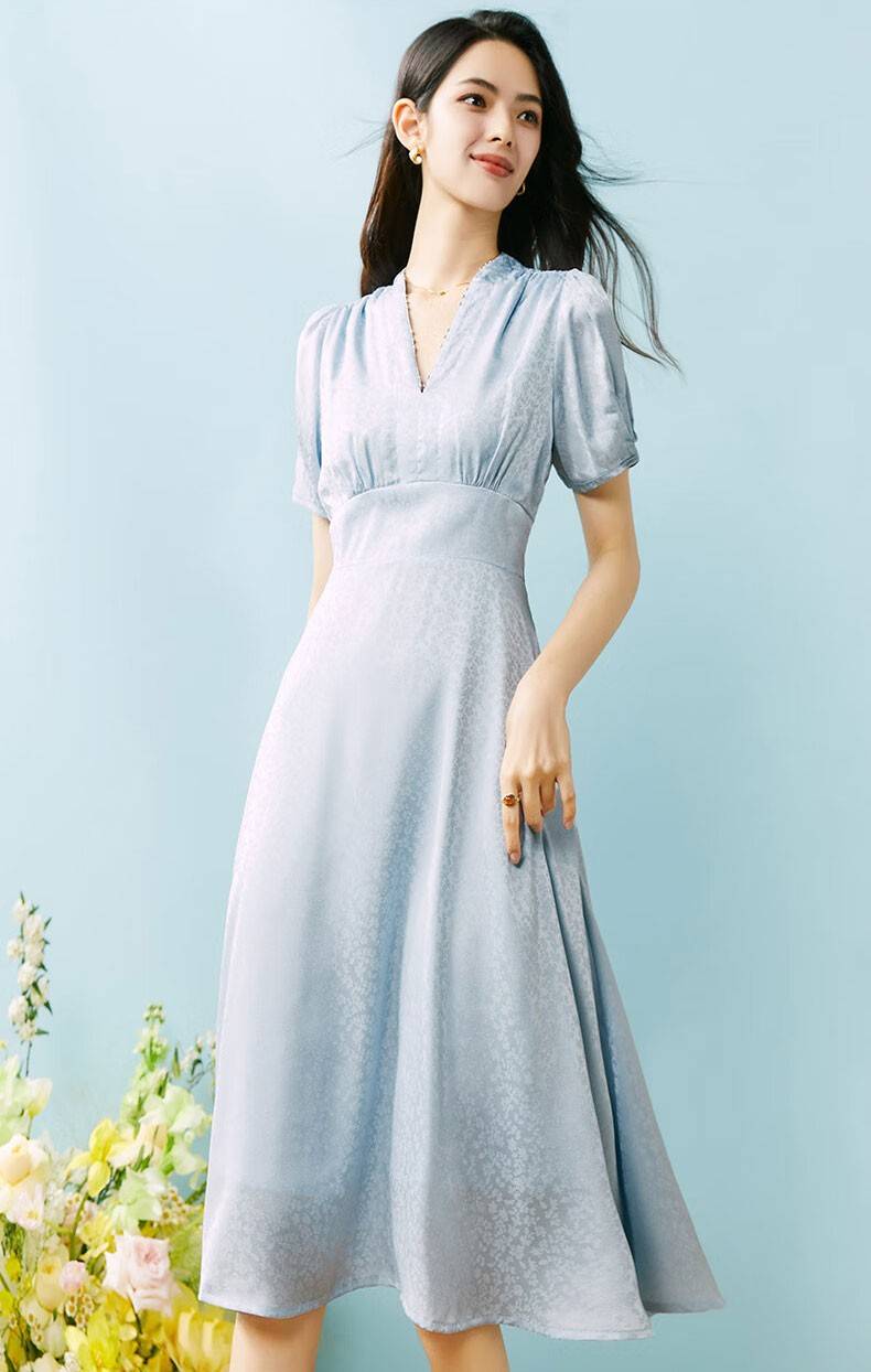 淑女风气质连衣裙,淡蓝色的高雅搭配上提花的时尚,真的很绝美