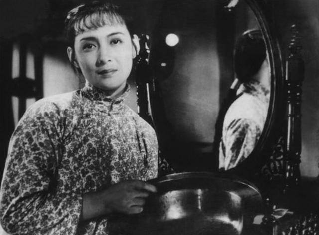 为救挚爱委身袁殊,身份暴露后英茵选择自杀,是捐躯还是殉情?