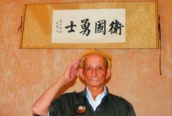 部队寄来死亡证明,老父亲含泪接受,三年后儿子推开家门,咋回事